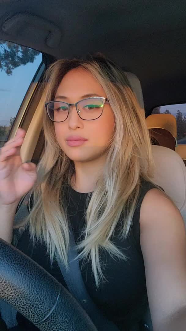 khoe vếu giữa xa lộ